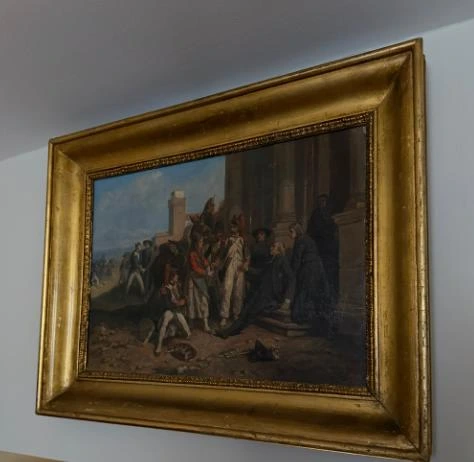 Историческая живопись в золочёной раме в интерьере